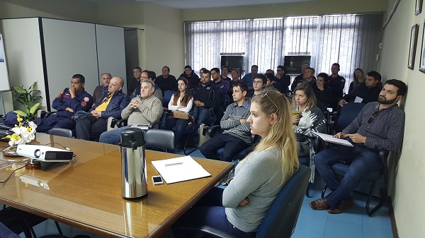 Vários profissionais estavam presentes