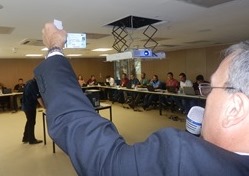 Evandro Guimarães, gerente comercial de uma das empresas que desenvolveram o treinamento, apresenta  a nova carteira profissional