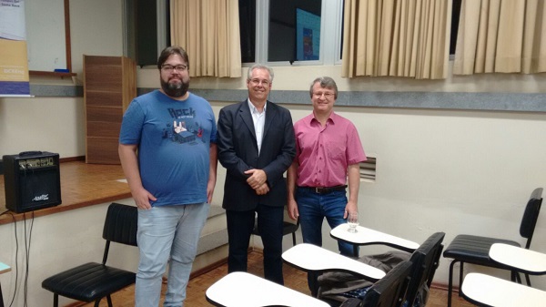 A partir da esq.: Éder Pedrozzo (coordenador do Curso de Engenharia Civil);  Eng. Civil Fernando Wypyszynski (coordenador de Estágios Unijuí e Eng. Civil e Seg. do Trabalho Luís Alberto Giovelli (CREA-RS)