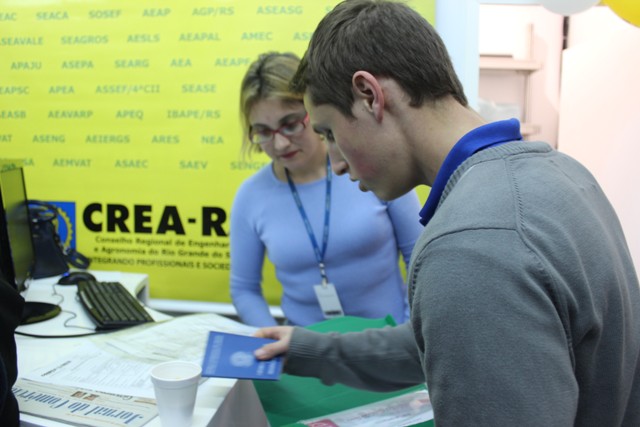 Até ontem, mais de 50 pessoas já haviam buscado atendimento no local, como o recém-formado em Técnico em Eletrônica Paulo Neuhaus que, visitando a Expointer, aproveitou para tirar dúvidas sobre a documentação necessária para fazer seu registro no Conselho
