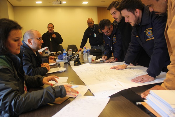 Equipe do Crea está sendo acompanhada pelo gerente de Infraestrutura do HMD, Eng. João Marasquin, e pelo especialista de Manutenção, Téc. Carlos Fortuna 