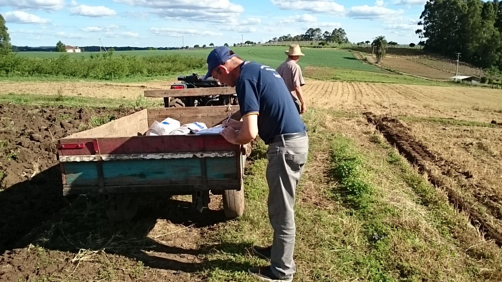 Agente fiscal em uma das propriedades