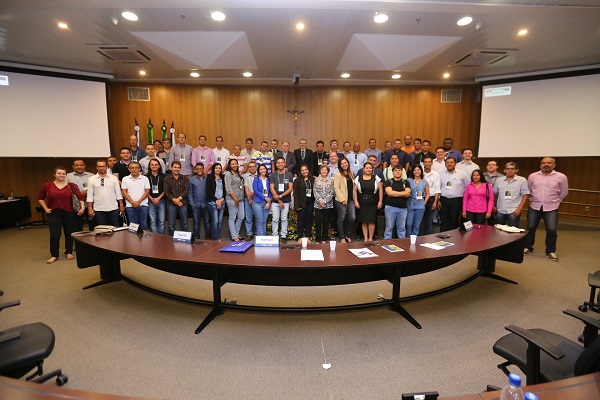 Agentes fiscais reunidos