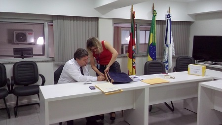 Na Inspetoria de Canoas, o presidente da mesa, Eng. Mec. Alfredo Schmith, e a secretária Carine Veppo aguardam os eleitores