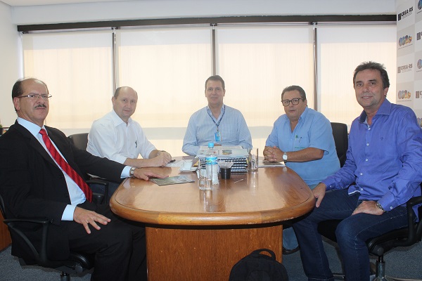 Em sentido horário: Eng. Mauro Cirne, dep. Elton Weber, Eng. Melvis, Eng. Ivo Lessa (Sargs) e Eng. Carlos Aurélio Dilli Gonçalves (CDER)