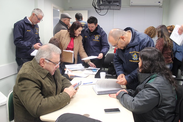 Vinte o oito pessoas visitaram as dependências do hospital e trabalharam na análise da documentação solicitada