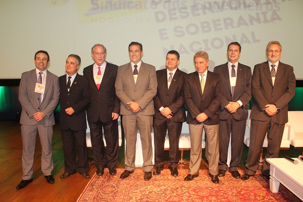 Presidente Melvis ao lado de diversas autoridades convidadas para o evento que tratou sobre Dívida Pública, Desenvolvimento e Soberania Nacional