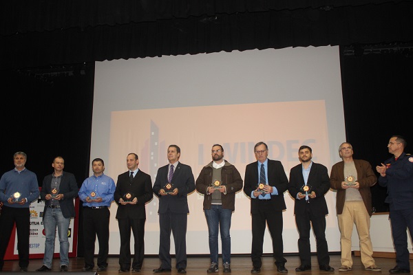 Representantes de entidades homenageados pelo apoio aos eventos em prol da segurança contra incêndio no Estado