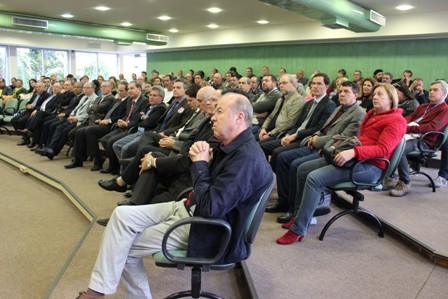 Profissionais, autoridades e funcionários prestigiam ato solene