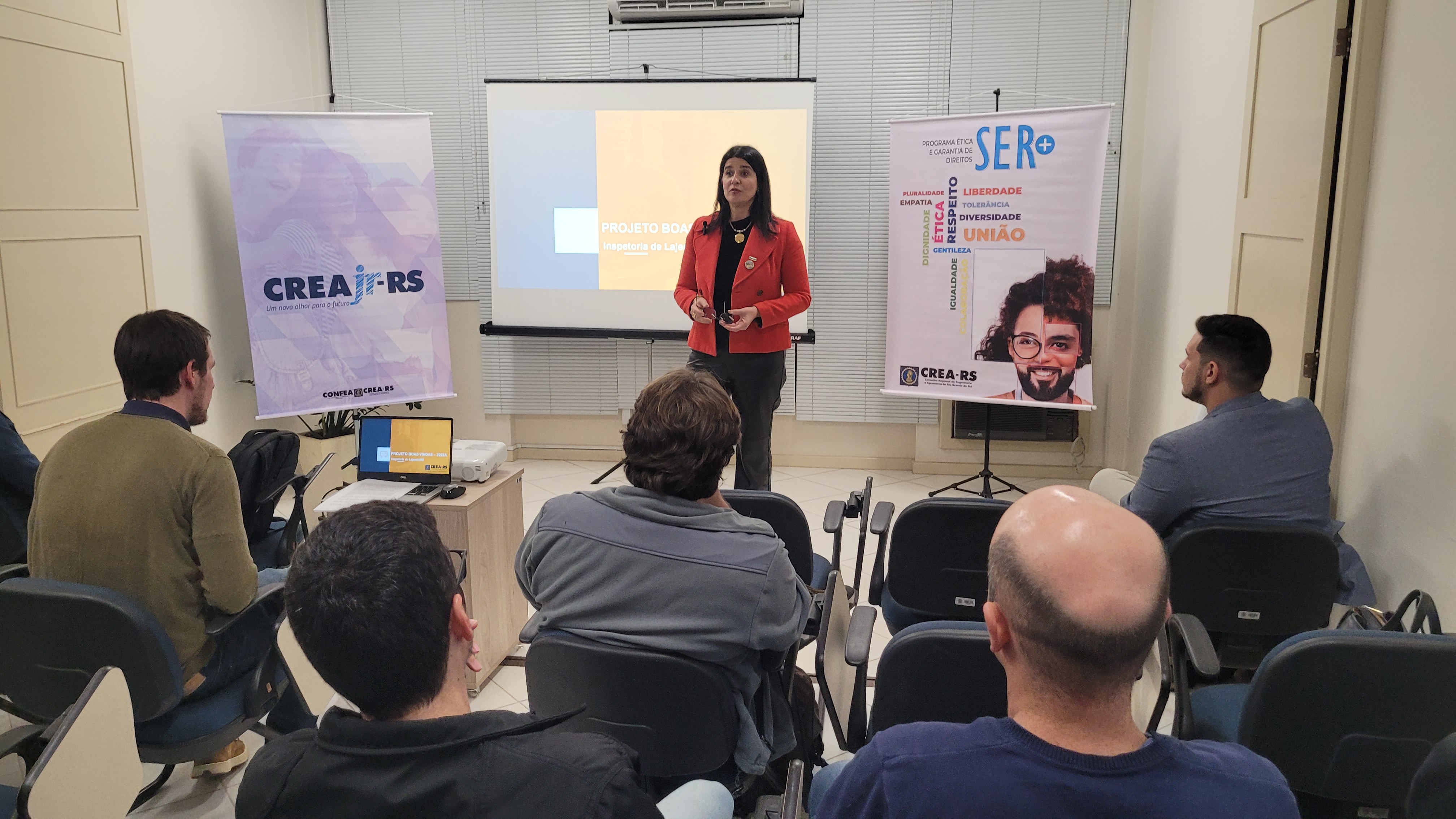 Eng. Nanci conversa com os jovens profissionais