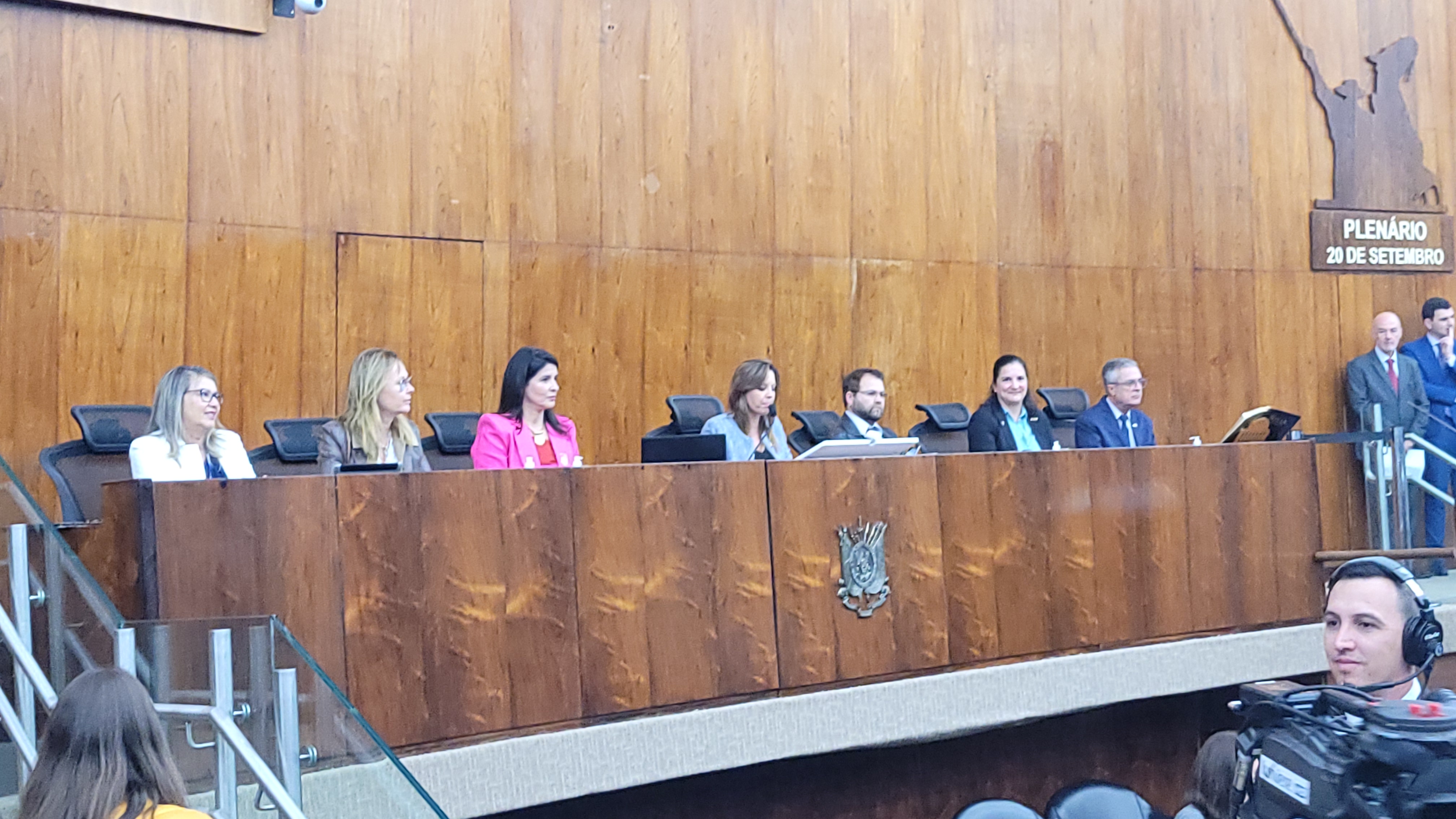 Sessão foi presidida pela deputada Delegada Nadine