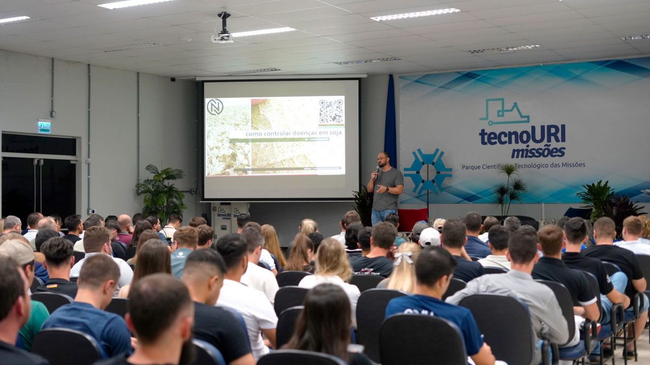 palestra ministrada por Lucas Navarini, especialista em Fitopatologia e criador da plataforma N Agro