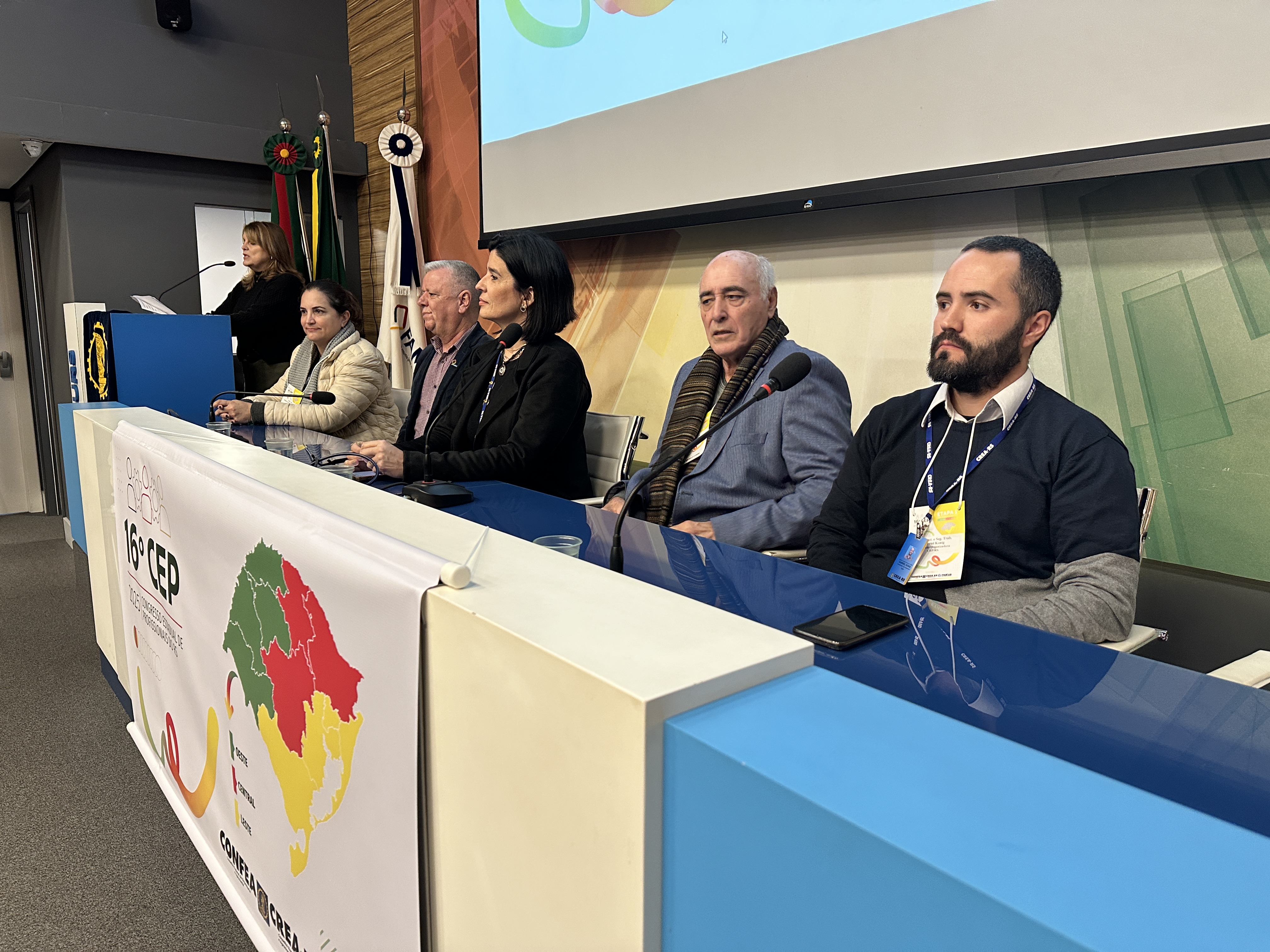 Mesa de abertura do Congresso Distrital da Região Leste