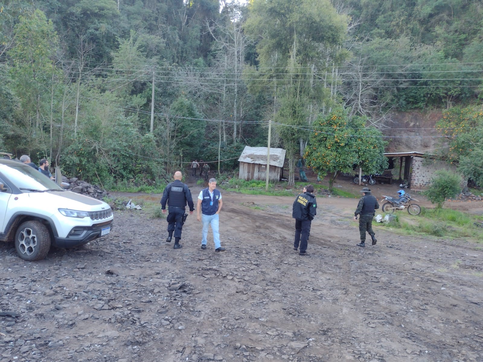 Foi verificada a ausência de ARTs de responsável técnico legalmente habilitado, como de engenheiro (a) de minas