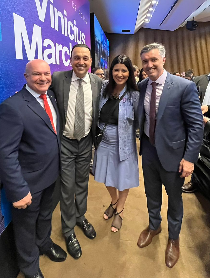 Eng. Donassolo entrega material para egressa