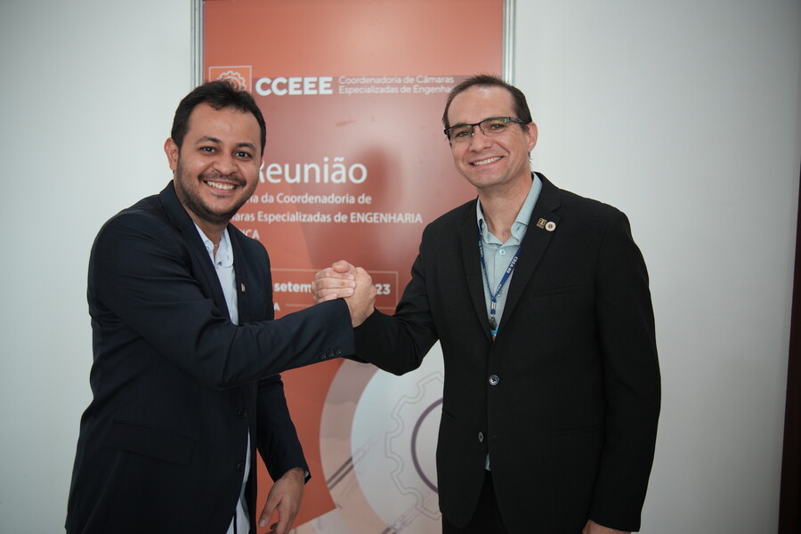 O coordenador da CCEEE, Eng. Eduardo Souto, tamb&eacute;m do CREA-RS, e o presidente do CREA-MA, Eng. Civ Luis Pl&eacute;cio da Silva Soares 